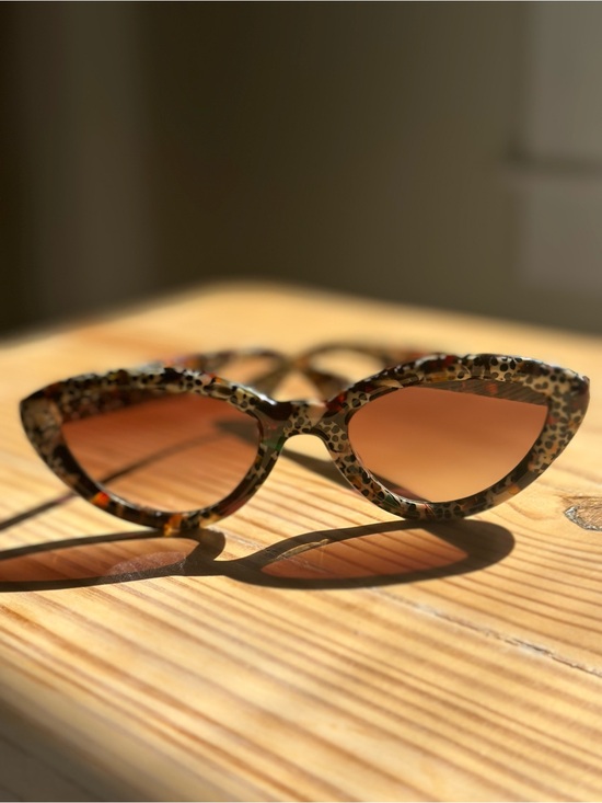 KREWE Accessories - *Like New* KREWE SASHA in POPPY NOIR with Amber Gradient Lens